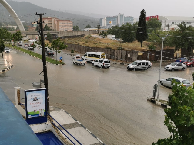 MANİSA'DA ŞİDDETLİ YAĞMUR VE FIRTINA