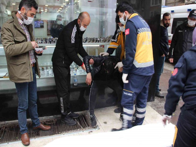 GENÇLERİN KAVGASINDA KAN AKTI