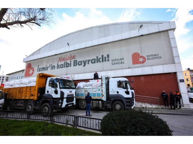 İZMİR BAYRAKLI'DAN 17 TIR YARDIM BÖLGEDE