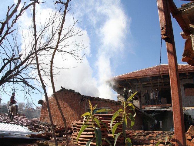 YAŞLI KADININ EVİ YANDI