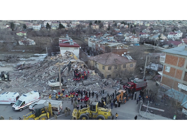 MALATYA'DAKİ DEPREMDE : 1 ÖLÜ 69 YARALI