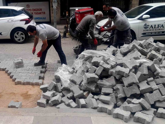 ŞEHZADELER BELEDİYESİ YOL DÜZENLEME ÇALIŞMALARINI HIZLANDIRIYOR