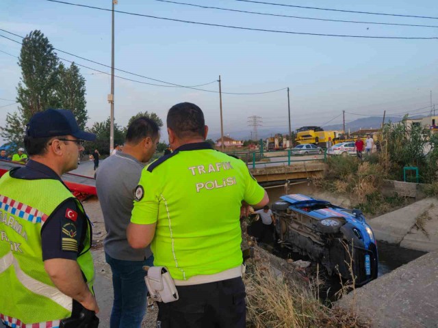 TURGUTLU'DA JANDARMA ARACI SULAMA KANALINA UÇTU