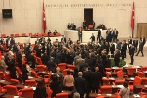 CHP'Lİ ÖZEL'E ÇİRKİN SALDIRI