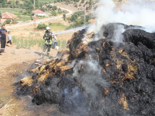 MANİSA'DA 600 BALYA SAMAN KÜLE DÖNDÜ