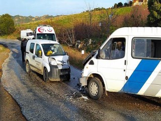 İKİ ARAÇ KAFA KAFAYA ÇARPIŞTI