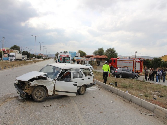 KULA SANAYİ KAVŞAĞINDA KORKUNÇ KAZA