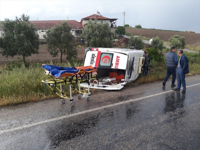 HASTA TAŞIYAN AMBULANS DEVRİLDİ