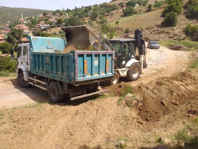 KIŞIN BOZULAN YOLLAR ONARILIYOR