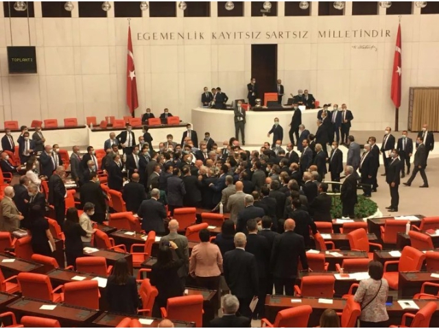 CHP'Lİ ÖZEL'E ÇİRKİN SALDIRI