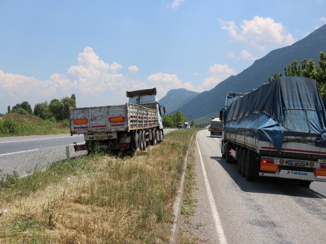 TIR 200 METRE REFÜJDE SÜRÜKLENDİ