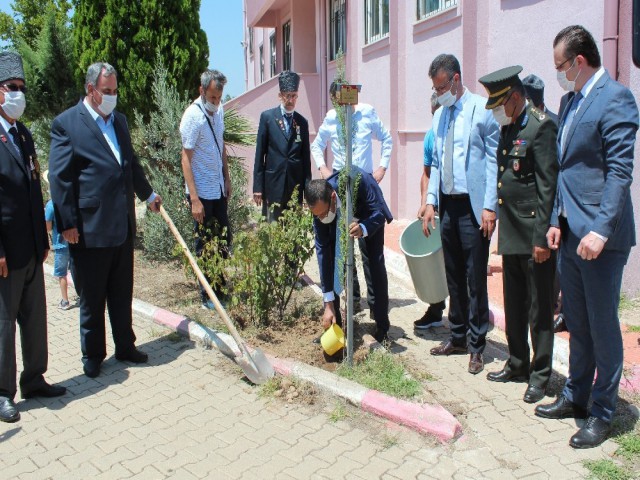 ŞEHİTLER İÇİN FİDAN DİKTİLER