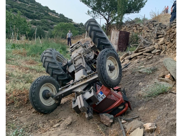 DEVRİLEN TRAKTÖR AĞIR YARALADI