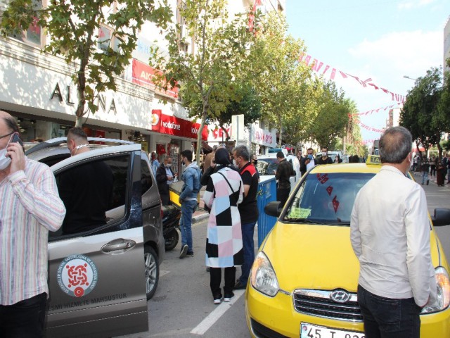 DEPREMDE MANİSALILAR SOKAĞA DÖKÜLDÜ