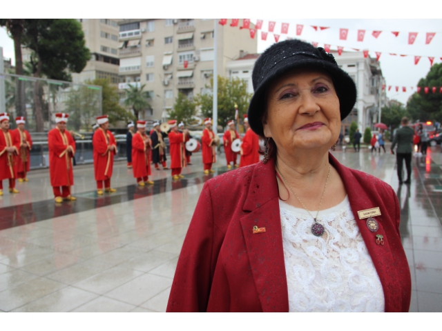 YAĞMUR MEHTERE ENGEL OLAMADI