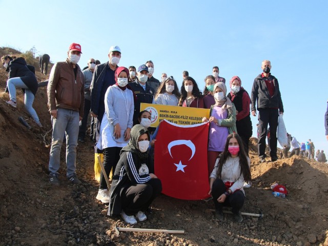 ÖĞRENCİLER FİDAN DİKME YARIŞI YAPTI