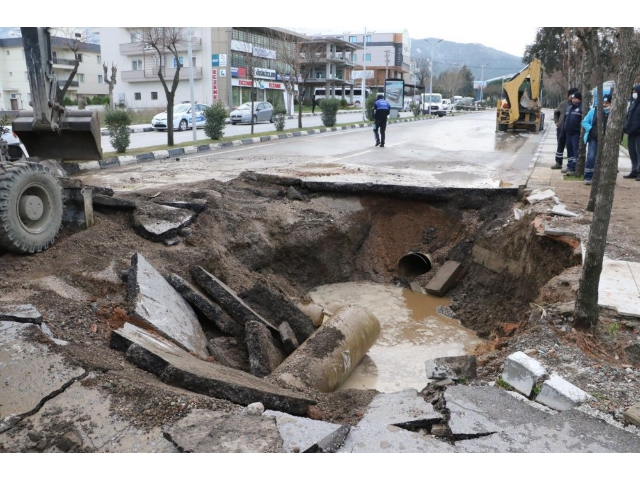 BANKALAR CADDESİ'NDE ADETA YER YARILDI