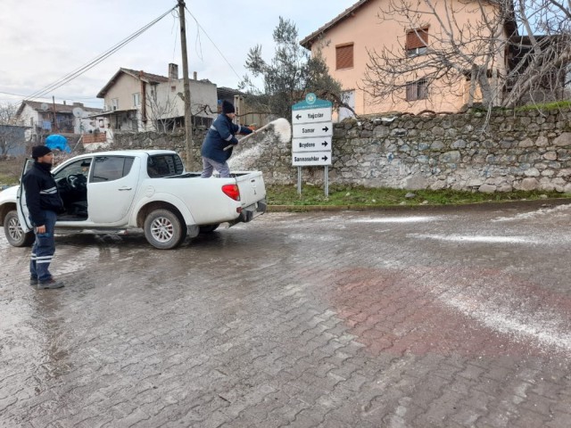 BUZLANAN YOLLARDA TUZLAMA ÇALIŞMASI