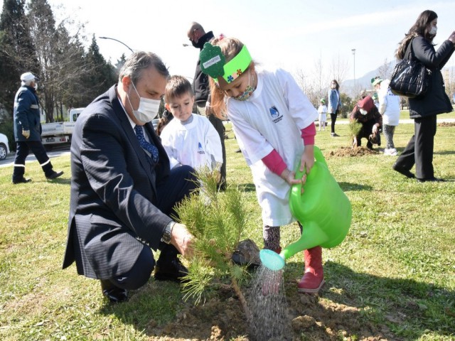 BAŞKAN ÇERÇİ MİNİKLERLE FİDAN DİKTİ