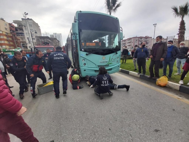 YAŞLI KADIN OTOBÜSÜN ALTINDA KALDI