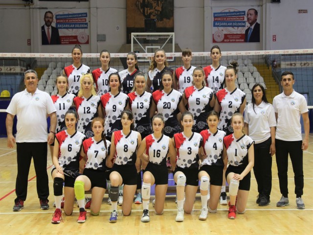 VOLEYBOL KURSU GENÇLERİ YETİŞTİRİYOR