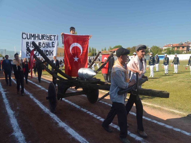 İLÇELERDE CUMHURİYET BAYRAMI KUTLANDI