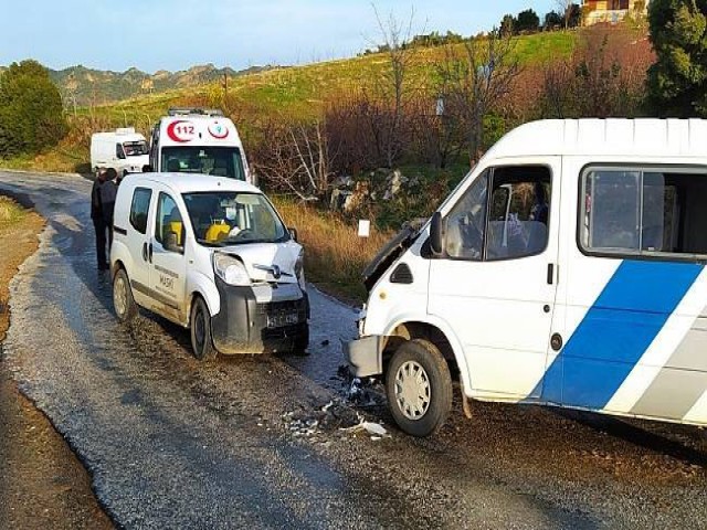 İKİ ARAÇ KAFA KAFAYA ÇARPIŞTI