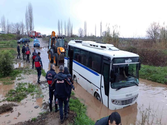 İŞÇİ SERVİSİ DEREDE MAHSUR KALDI