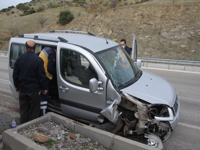 KALDIRIMA ÇARPARAK DURABİLDİ: 1 AĞIR YARALI