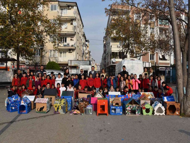 Atık malzemelerden kedi evleri yaptılar