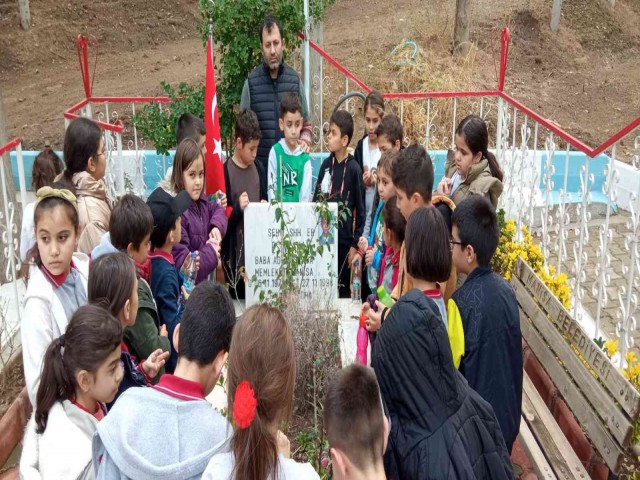 İsmini taşıdıkları şehidin mezarını ziyaret edip dua ettiler