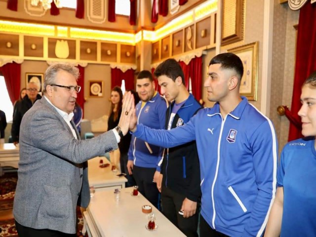 Yunusemre Belediyespor 2022’ye damga vurdu