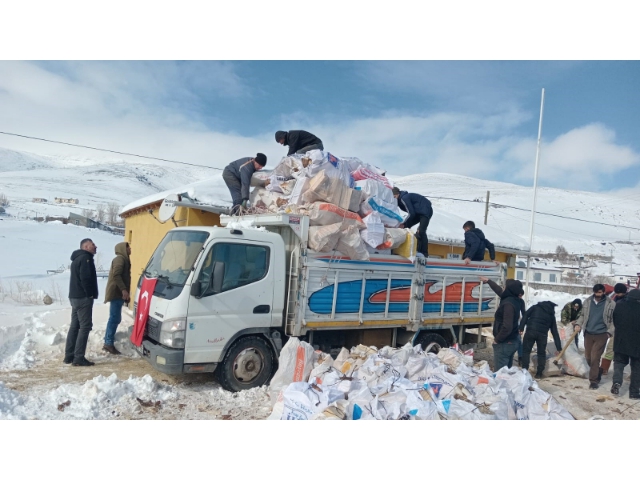 ARDAHANLI KÖYLÜLERDEN ODUN YARDIMI