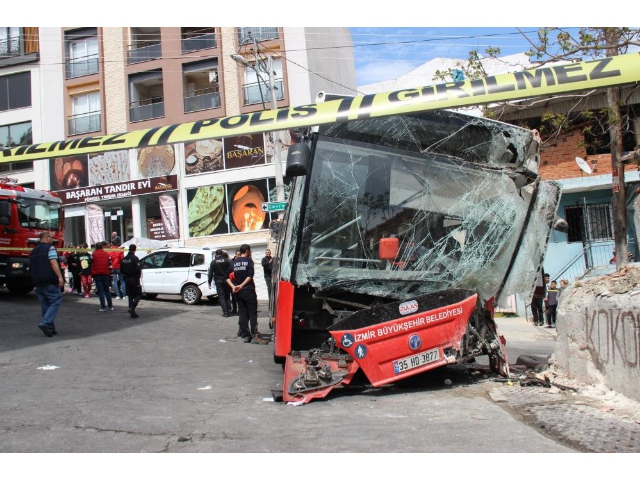 BELEDİYE OTOBÜSÜ KONTROLDEN ÇIKTI : 10 YARALI