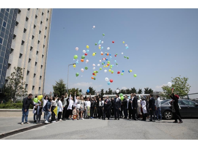 GÖKYÜZÜ RENGARENK BALONLARLA BULUŞTU