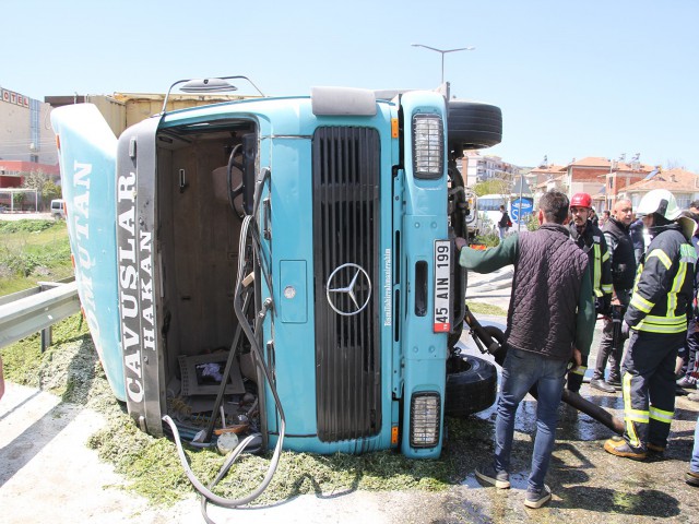 KONTROLDEN ÇIKAN TIR YAN YATTI