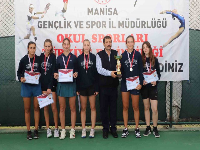 MANİSA'DA YAPILAN OKUL SPORLARI TENİS TÜRKİYE ŞAMPİYONASI SONA ERDİ