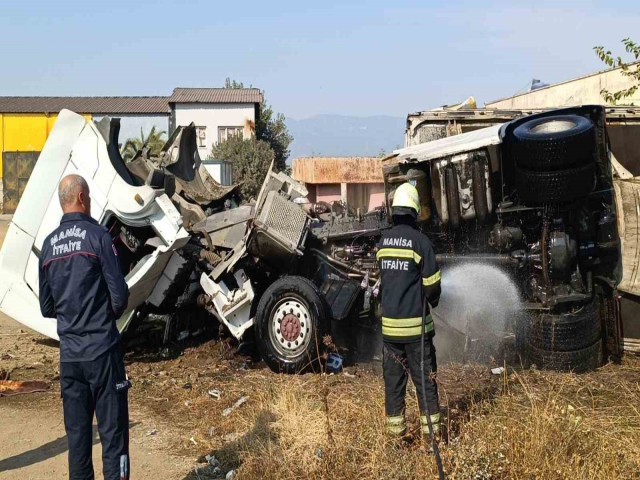 MANİSA'DA ŞARAMPOLE DEVRİLEN TIRIN SÜRÜCÜSÜ YARALANDI