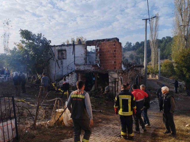 YAŞLI KADIN EVİNDE ÇIKAN YANGINDA HAYATINI KAYBETTİ