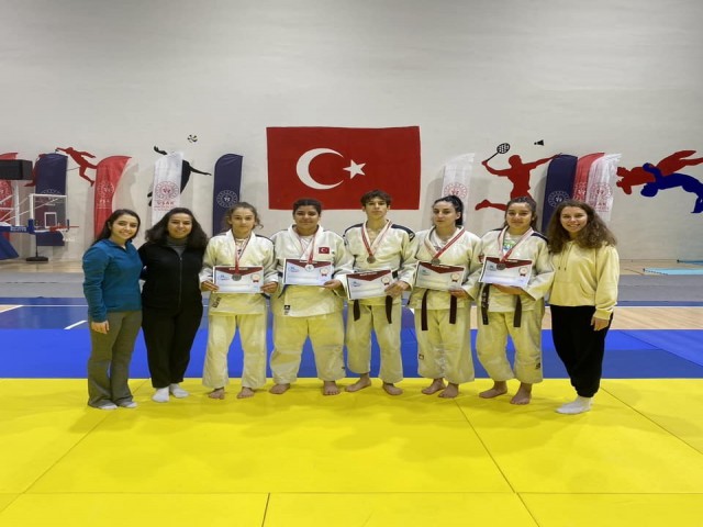 OKUL SPORLARINDA SALİHLİ RÜZGARI ESTİ Okul sporlarında Salihli rüzgarı esti