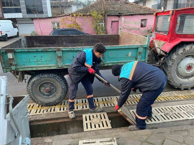 SALİHLİ'DE YAĞMUR SUYU IZGARALARI TEMİZLENİYOR