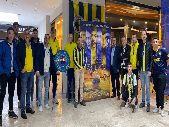 FENERBAHÇE TARAFTARLARI SİNEMA SALONUNU DOLDURDU