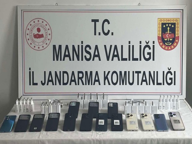 TURGUTLU'DA GÜMRÜK KAÇAGI TELEFONLARA EL KONULDU