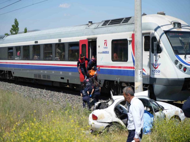 MANİSA'DA TREN OTOMOBİLE ÇARPTI