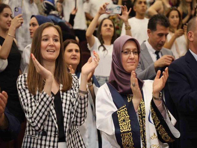 BAŞKAN DURBAY ÖĞRENCİSİ OLDUĞU CBÜ'DE MEZUNİYET COŞKUSUNA ORTAK OLDU