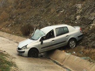 KAYGANLAŞAN YOL KAZAYA YOL AÇTI