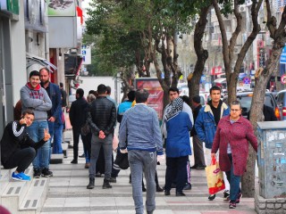 MANİSA 'EVDE KAL' ÇAĞRISINA UYMUYOR