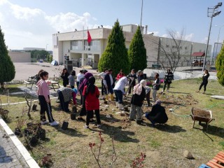 ŞEHİTLER İÇİN GÜL FİDANI DİKTİLER