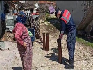 YAŞLI ÇİFTİN SOBA BORULARINI TEMİZLEDİLER