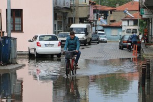 İLÇEDE YAĞMUR ETKİLİ OLDU